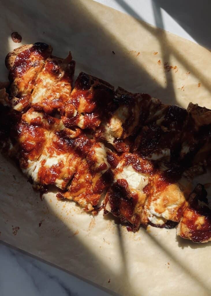Flatbread pizza with chicken, cheese and bbq sauce