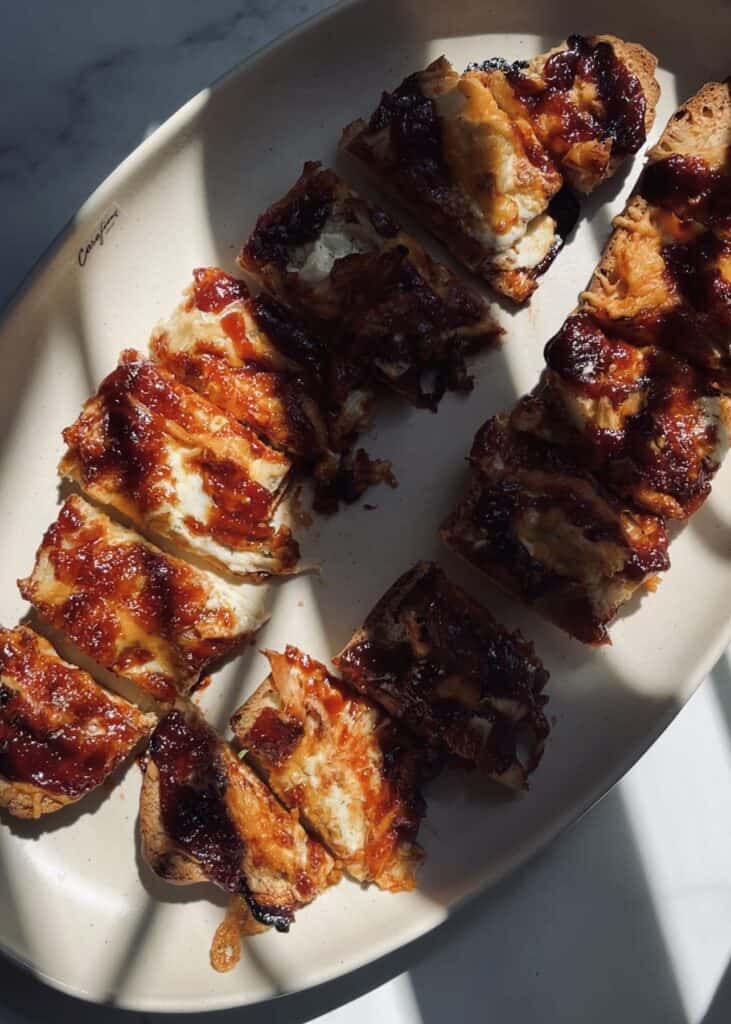 Flatbread pizza with chicken, cheese and bbq sauce