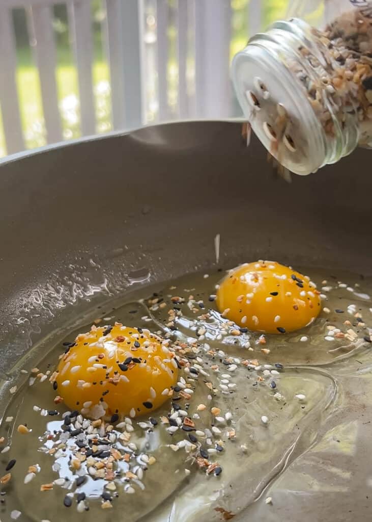 Frying eggs with everything bagel seasoning