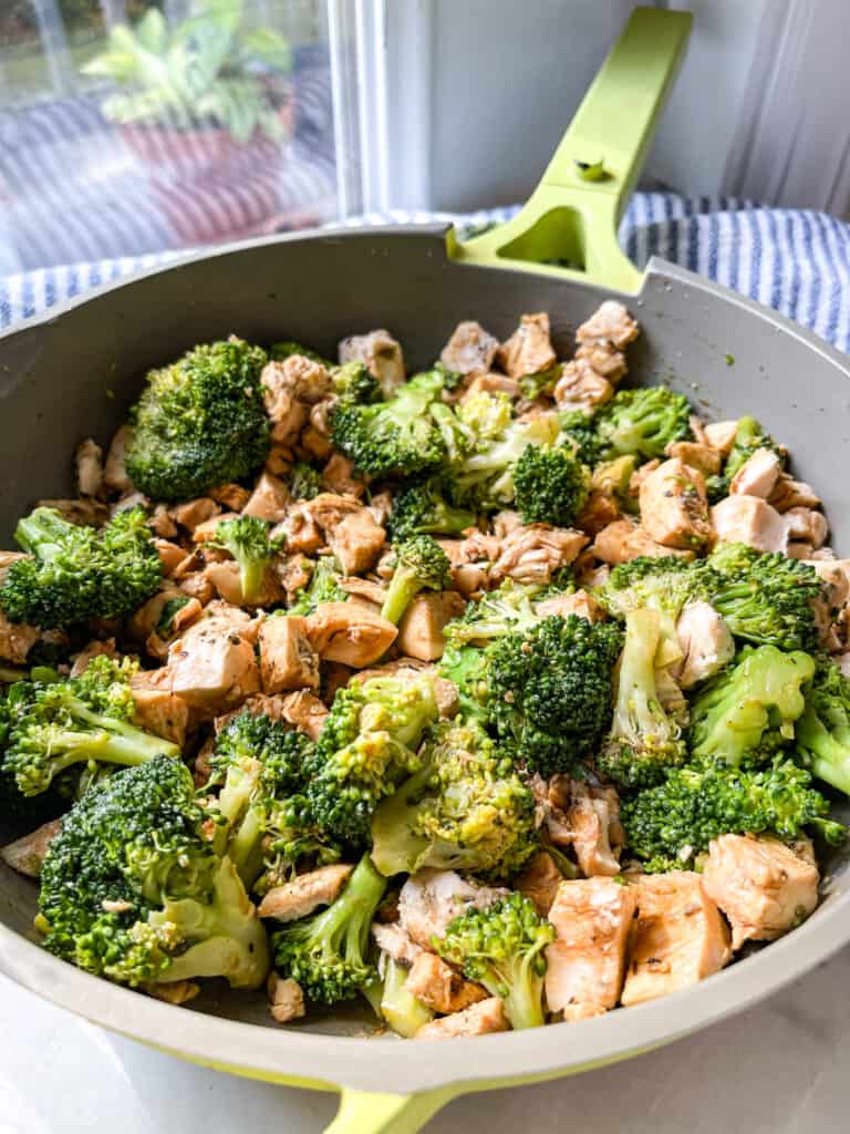 Chicken and Broccoli in Brown Sauce