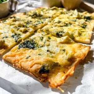 spinach flatbread with gouda cheese